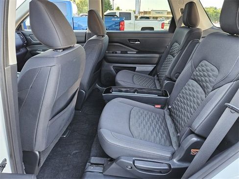 Used 2022 Nissan Pathfinder SV w/ SV Premium Package image 9