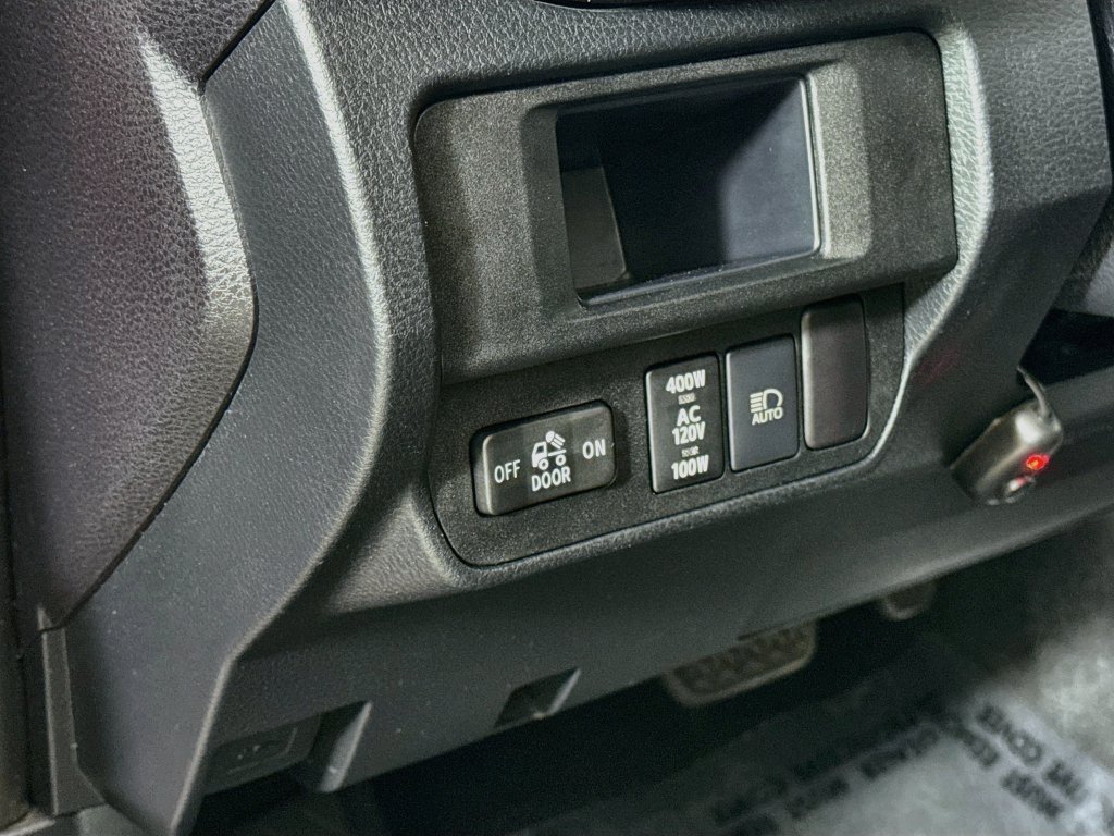 Used 2018 Toyota Tacoma TRD Sport w/ Technology Package AWD/4WD image 11