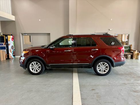 Used 2015 Ford Explorer XLT w/ Equipment Group 202B AWD/4WD image 1