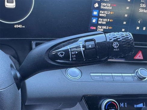 Used 2025 Hyundai Elantra SEL image 24