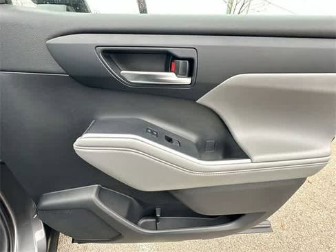 Used 2022 Toyota Highlander XLE image 24
