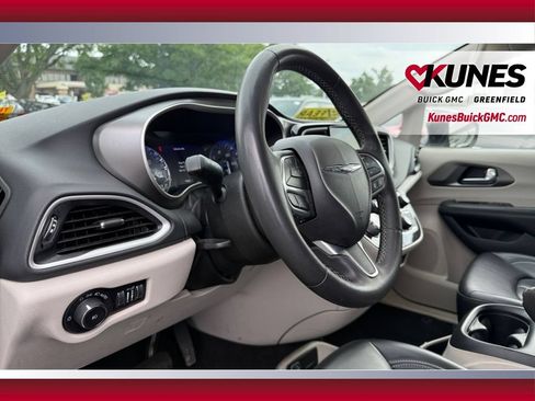 Used 2023 Chrysler Pacifica Touring-L FWD image 18