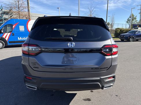 Used 2025 Honda Pilot Black Edition image 8