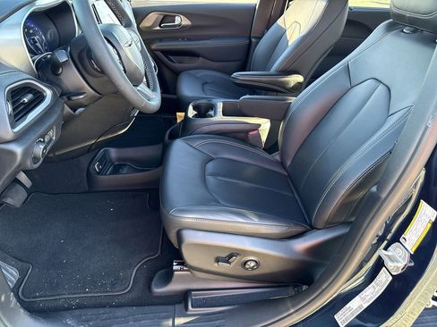 New 2025 Chrysler Pacifica Select image 16