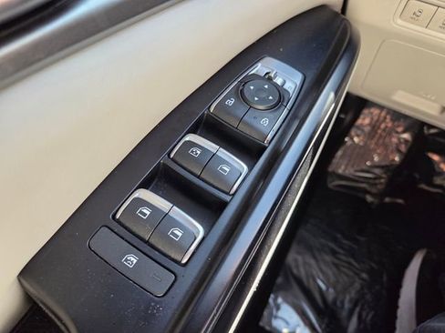 Used 2022 Kia Carnival LX image 30