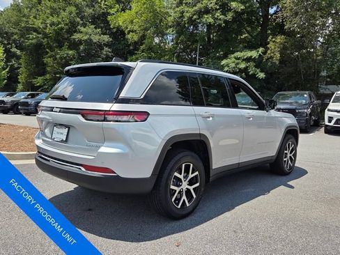 Used 2025 Jeep Grand Cherokee Limited RWD image 9