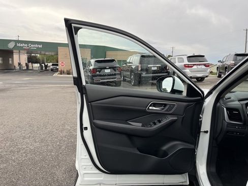 Used 2024 Nissan Rogue Platinum w/ Platinum Premium Package image 24