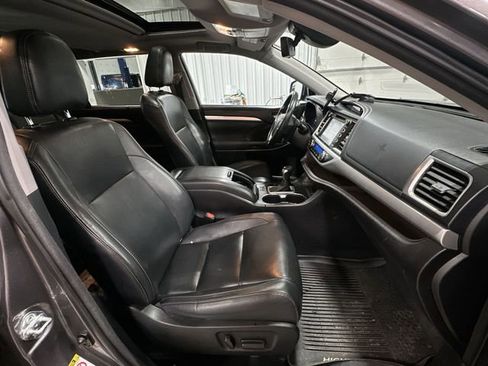 Used 2017 Toyota Highlander XLE image 29