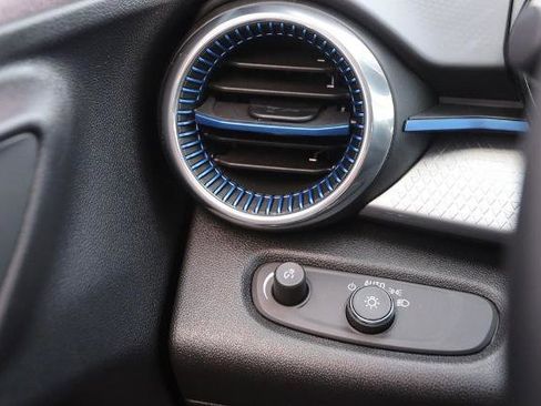 Used 2025 Chevrolet Trax LT w/ LT Convenience Package image 18