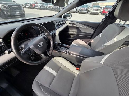 Used 2025 Toyota Camry SE FWD image 9