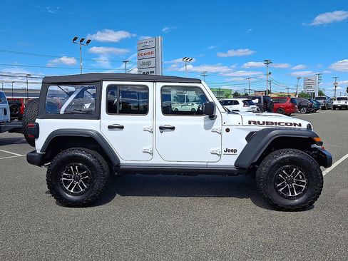 Used 2025 Jeep Wrangler Unlimited Rubicon w/ XTREMEE 35" Tire Package AWD/4WD image 32