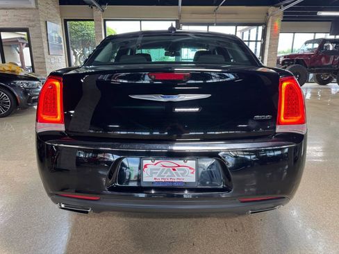 Used 2022 Chrysler 300 Touring RWD image 6