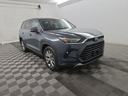 Used 2024 Toyota Grand Highlander Limited image 3
