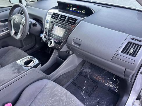 Used 2014 Toyota Prius V Five image 9