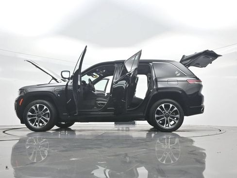Used 2023 Jeep Grand Cherokee Overland w/ Luxury Tech Group IV AWD/4WD image 45