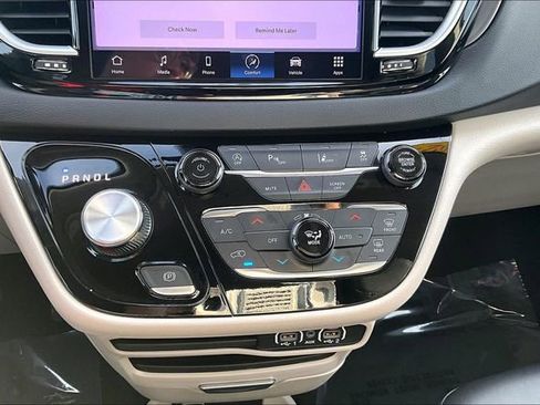Used 2024 Chrysler Pacifica Touring-L FWD image 34