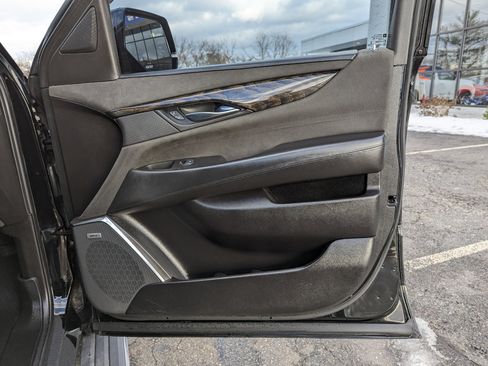 Used 2016 Cadillac Escalade Platinum image 32