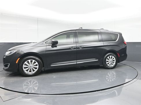 Used 2018 Chrysler Pacifica Touring-L image 8