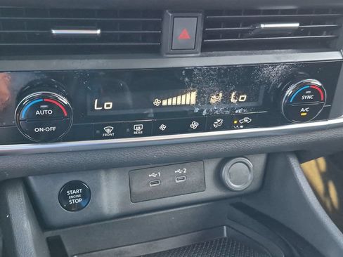 Used 2025 Nissan Rogue SV AWD/4WD image 18