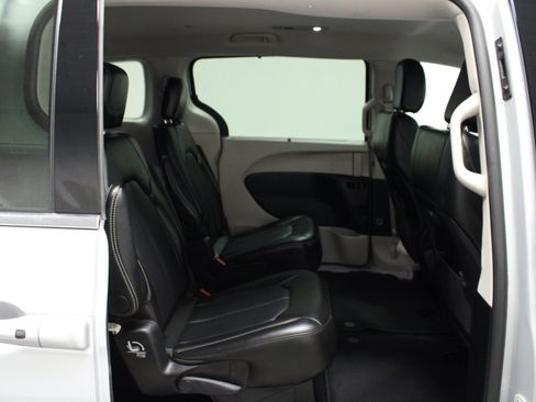 Used 2024 Chrysler Pacifica Touring-L FWD image 16