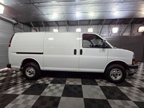 Used 2021 GMC Savana 2500 w/ Driver Convenience Package image 9