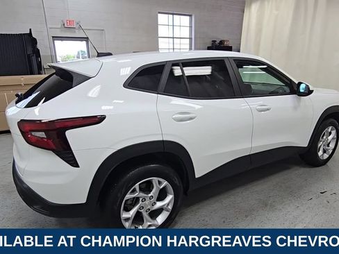 Used 2024 Chevrolet Trax LS w/ LS Convenience Package FWD image 10