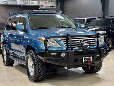 Used 2010 Lexus LX 570 4WD w/ Luxury Pkg image 2