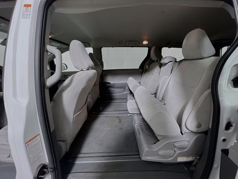 Used 2020 Toyota Sienna LE image 29