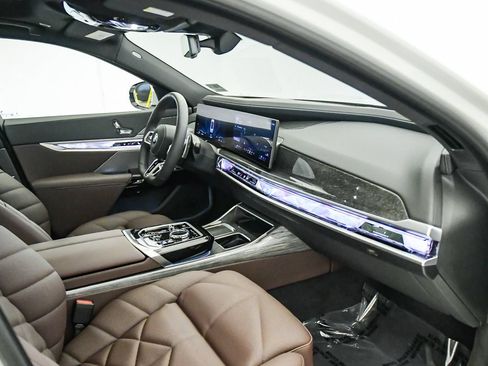 Used 2025 BMW 740i w/ Premium Package RWD image 15