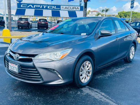 Used 2017 Toyota Camry LE image 3