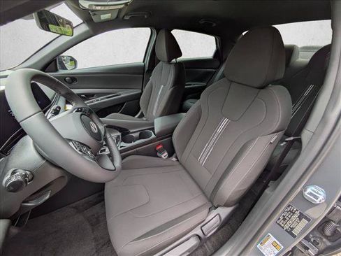 Certified 2025 Hyundai Elantra SEL FWD image 10