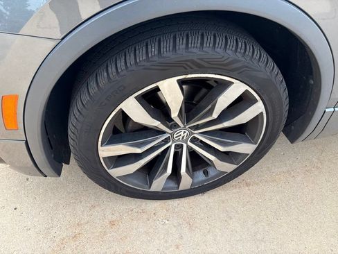 Used 2018 Volkswagen Tiguan SEL Premium w/ R-Line Package FWD image 10