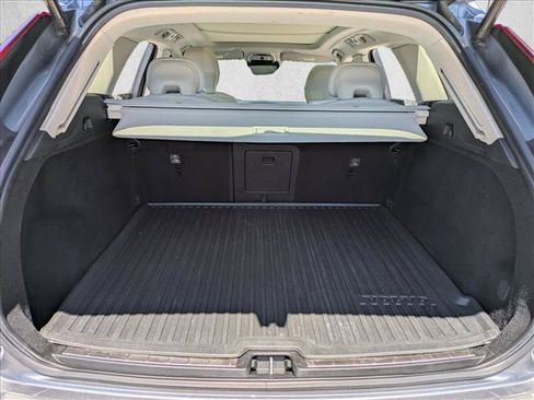 Used 2021 Volvo XC60 T5 Momentum w/ Premium Package FWD image 6