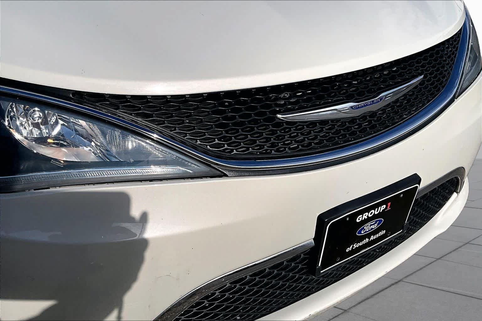 Used 2017 Chrysler Pacifica Touring-L Plus w/ Tire & Wheel Group FWD image 31