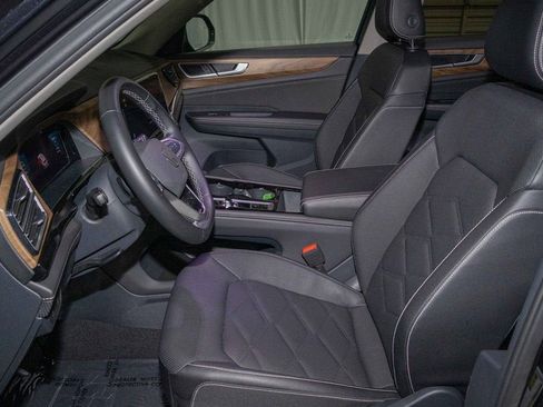 Used 2025 Volkswagen Atlas SE image 12