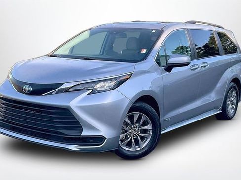 Used 2021 Toyota Sienna LE w/ LE Plus Package FWD image 2