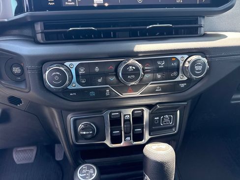 Used 2025 Jeep Wrangler Unlimited Sahara AWD/4WD image 29