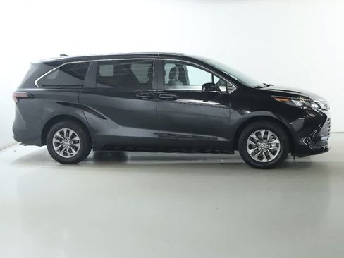 Used 2026 Toyota Sienna LE AWD/4WD image 11