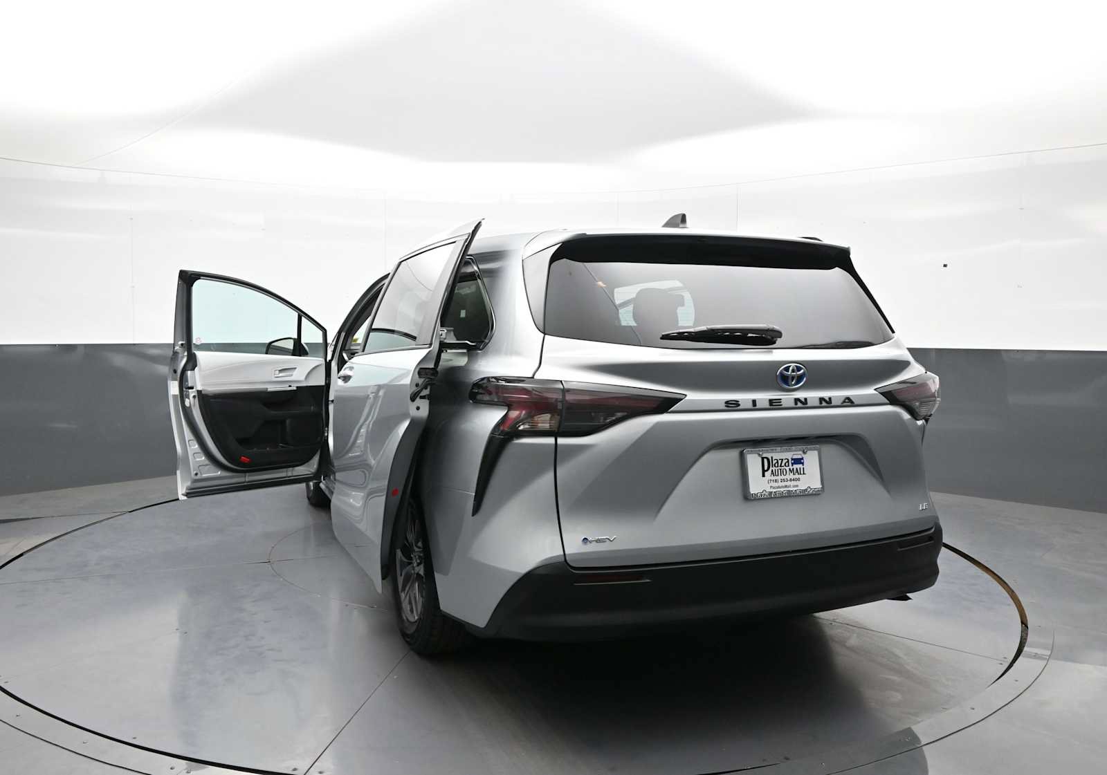 Used 2025 Toyota Sienna LE FWD image 47