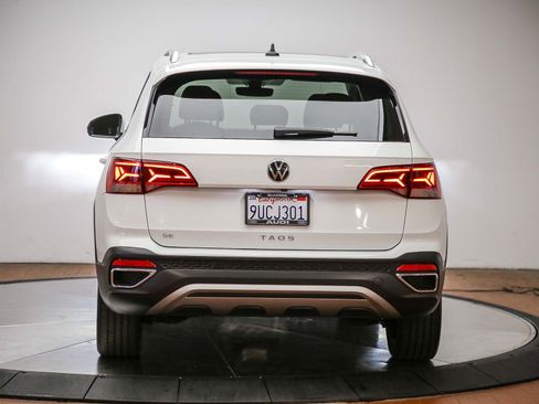Used 2024 Volkswagen Taos SE w/ Panoramic Sunroof Package FWD image 3