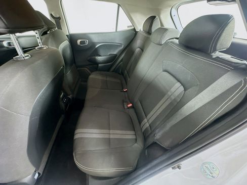 Used 2025 Hyundai Venue SEL FWD image 27