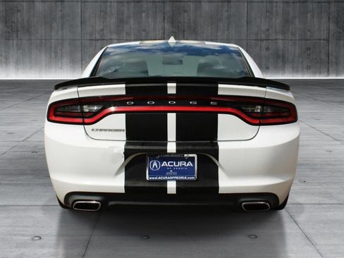 Used 2016 Dodge Charger SE RWD image 4