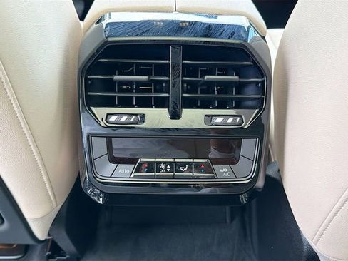 Used 2025 BMW iX xDrive50 AWD/4WD image 19