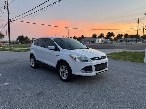 Used 2015 Ford Escape SE FWD image 1
