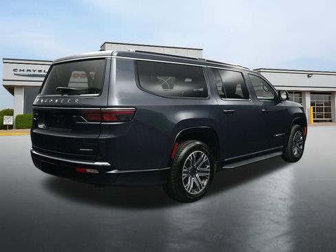 Used 2024 Jeep Wagoneer L Series II w/ Flexible Seating Group AWD/4WD image 5