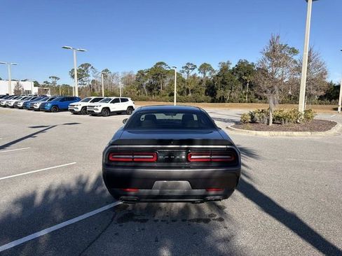 Used 2017 Dodge Challenger SXT image 4