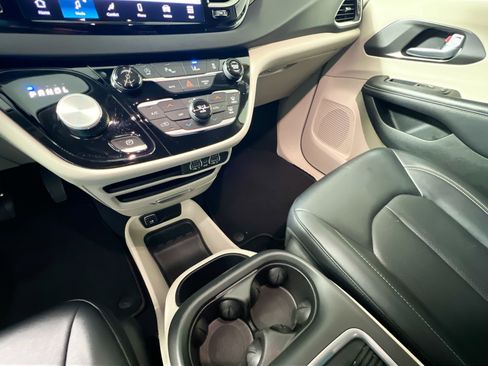 Used 2024 Chrysler Pacifica Touring-L image 26