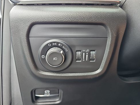 Used 2023 Jeep Grand Cherokee Overland w/ Luxury Tech Group IV AWD/4WD image 30