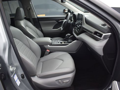 Used 2022 Toyota Highlander XLE image 10