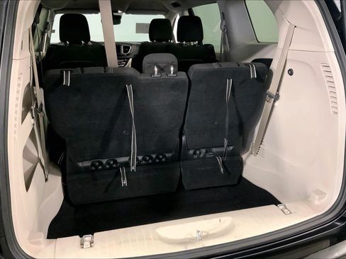Used 2023 Chrysler Voyager LX FWD image 4